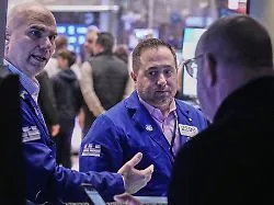 Spannung vor Fed-Sitzung: Zinshoffnung begleitet Wall Street ins Wochenende