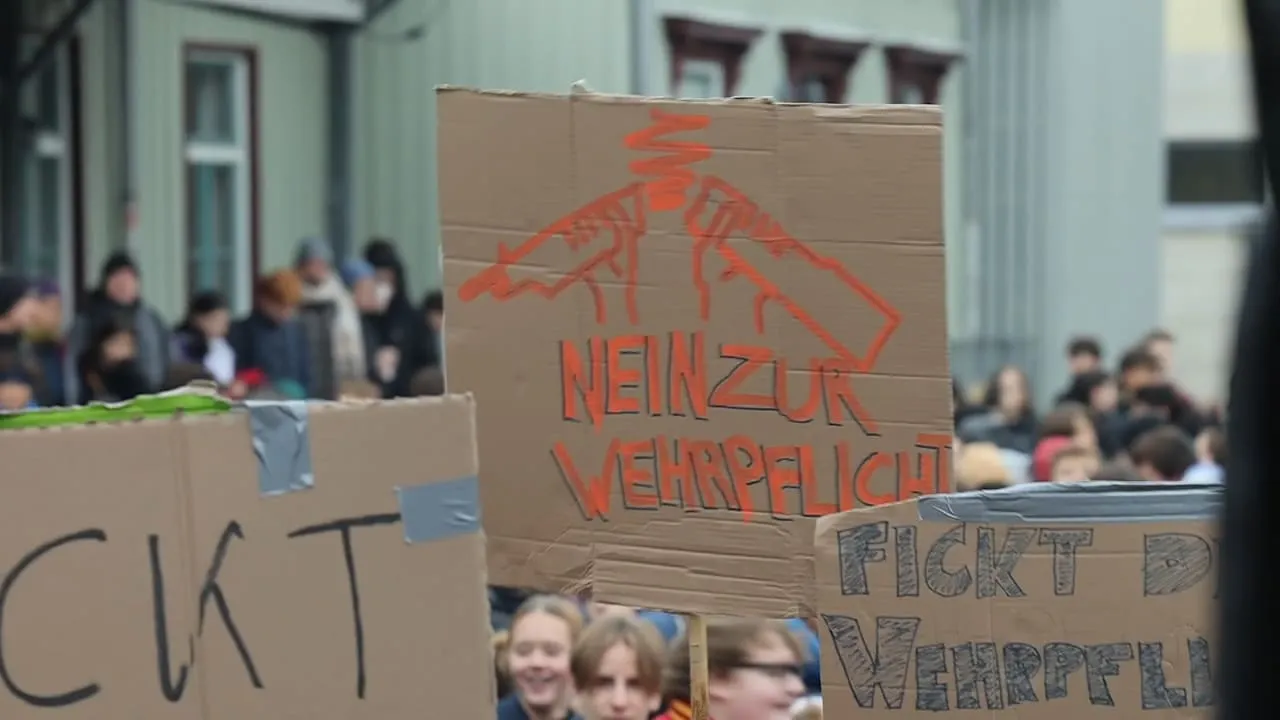 Nach Bundestagsbeschluss - Protest gegen die neue Wehrpflicht