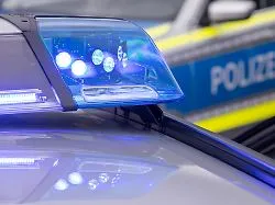 Waghalsige Überholmanöver: Zwei junge Männer rasen Polizei mit 240 km/h in Sportwagen davon