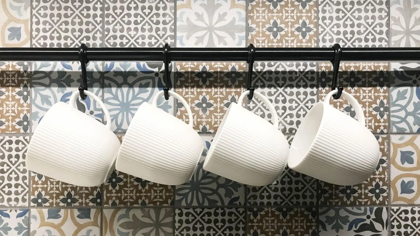 DIY: Fliesen überkleben: So leicht verleihen Sie alten Kacheln neuen Charme