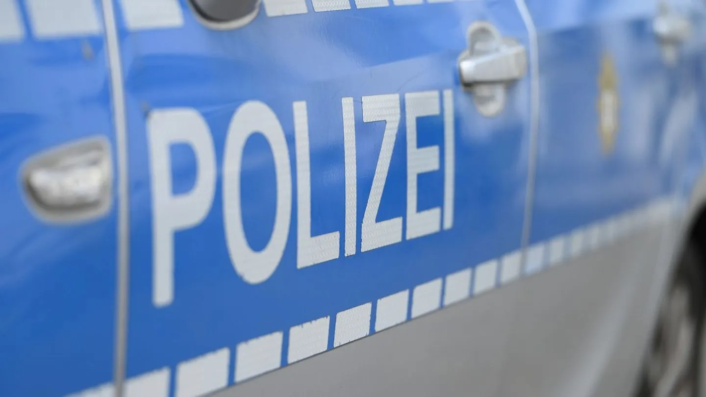 Polizei im Einsatz: Aktivisten auf Dach von Rheinmetall-Gebäude