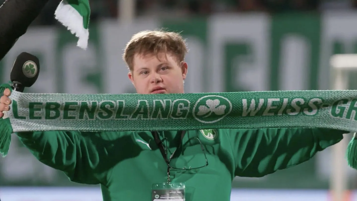 Greuther Fürth: „Mit Leidenschaft und Power“ – Stadionsprecher mit Down-Syndrom begeistert Fans