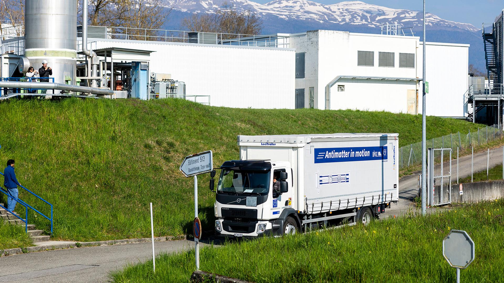 Weltpremiere am CERN - Erfolgreicher Antimaterie-Transport per Lkw
