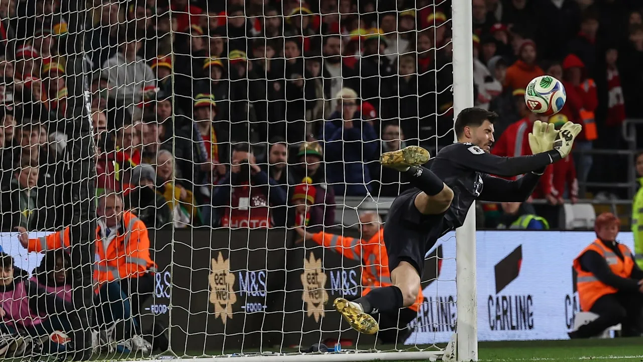 Mit dieser Parade - St. Paulis Torwart bringt HSV-Legende zum Weinen