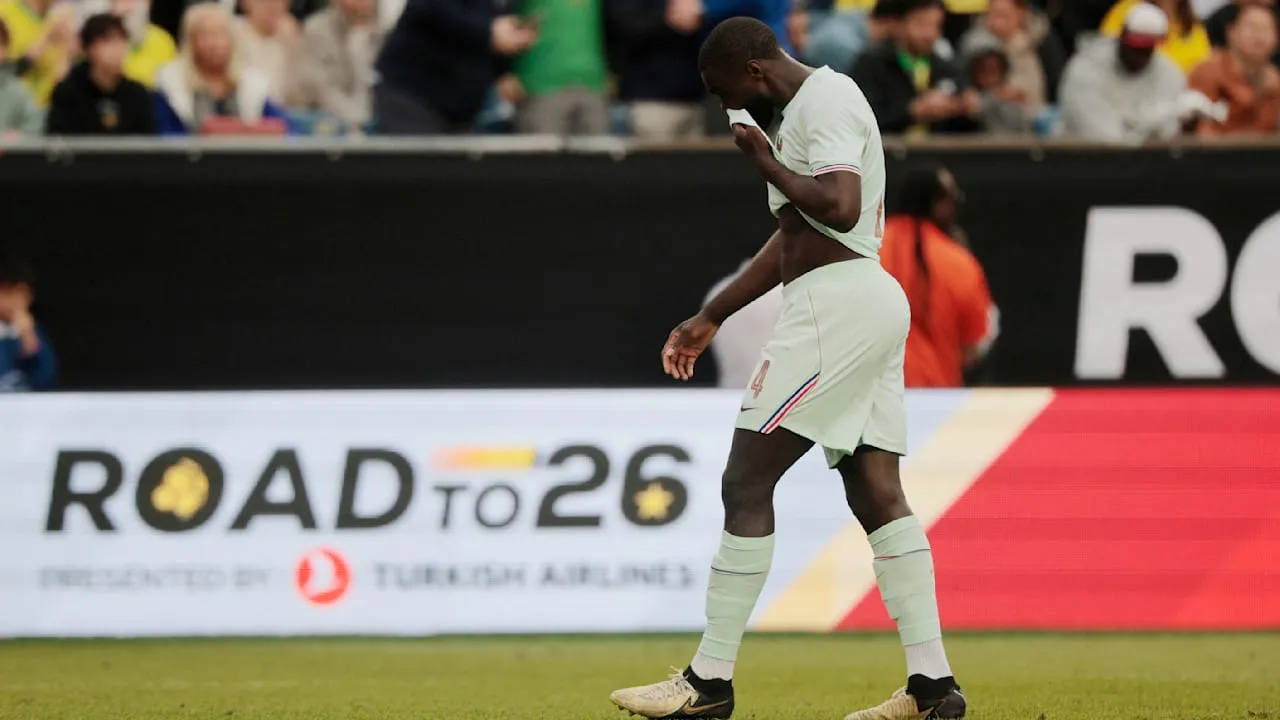 Bei Frankreich-Kracher gegen Brasilien - Bayern-Star fliegt mit Rot vom Platz