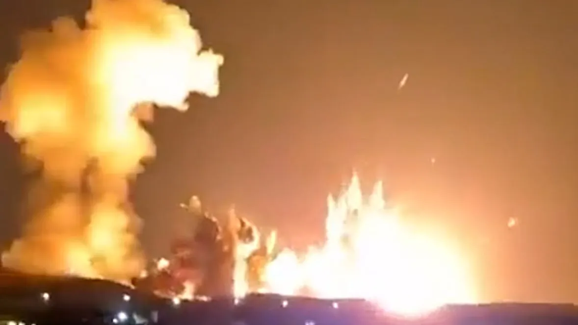 Angriff auf Munitionsdepot - Bunkerbrecher zerstören Anlage