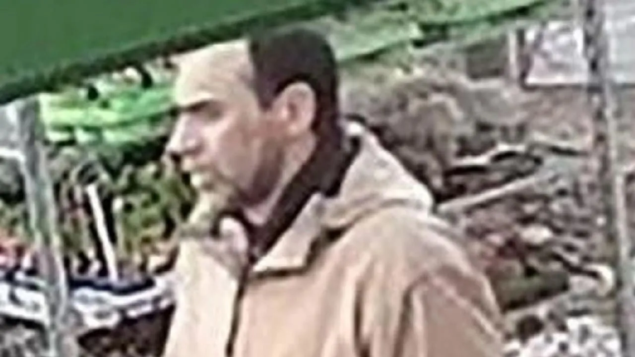 Vor ihrer Haustür - Räuber reißt Seniorin (86) die Ohrringe ab