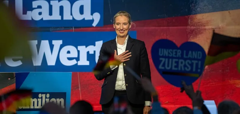 „Was für eine Politik, unsere Heimat zu überschwemmen mit Millionen Kulturfremden“, ruft Weidel dann