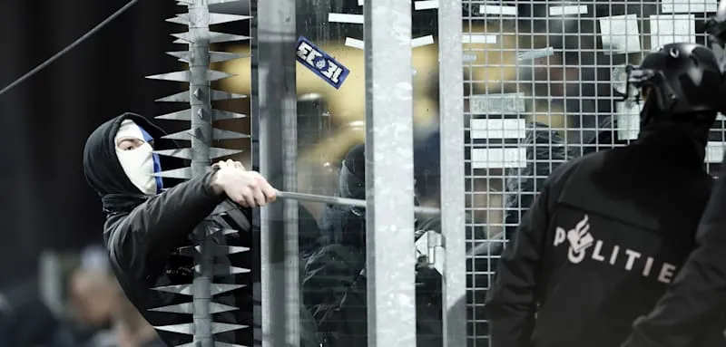 Randale mit Eisenstangen – Polizei schmeißt 1200 Fans raus