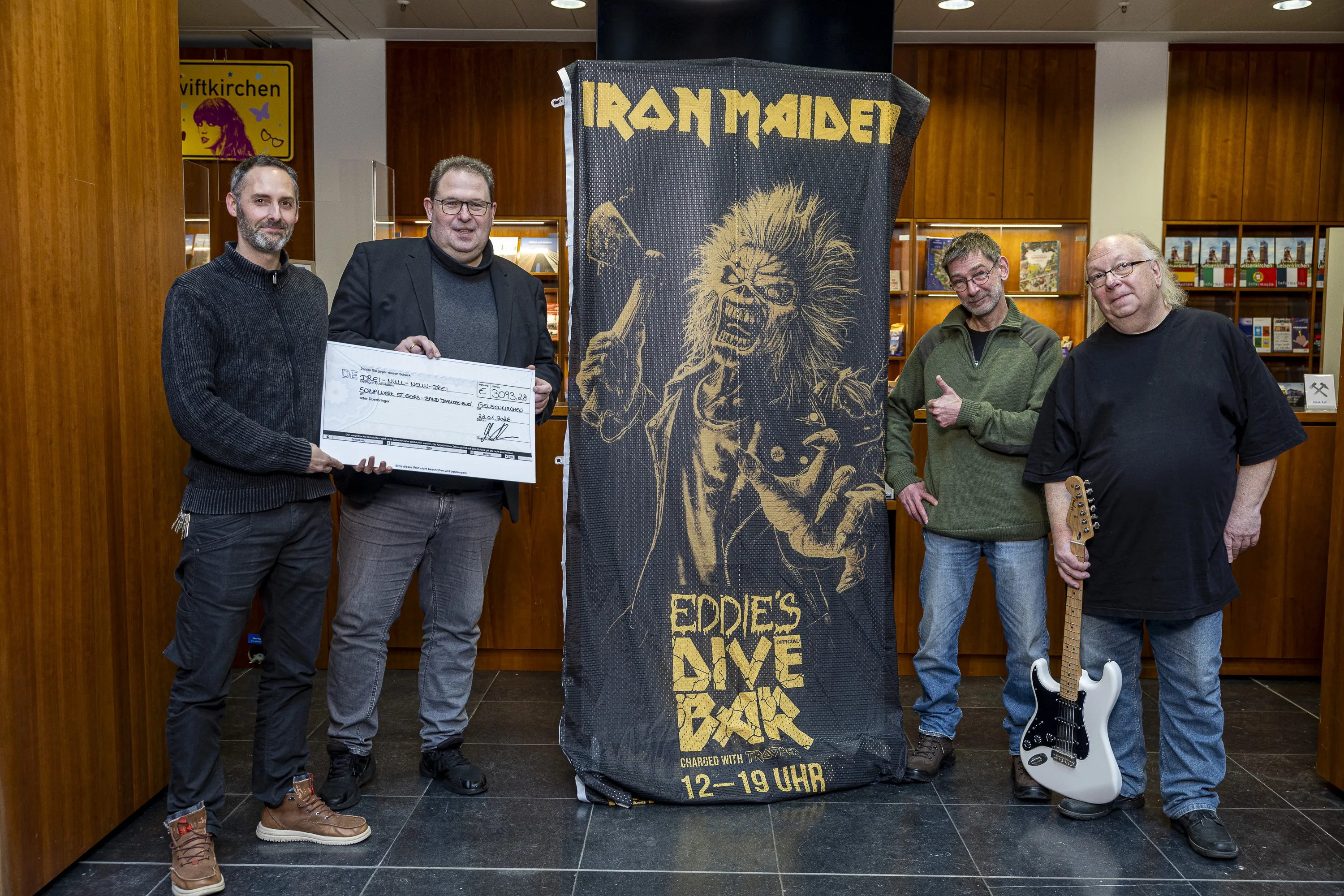 Inklusive Band „DiagnoseZwei“ freut sich über eine Spende von mehr als 3.000 Euro - Stadt Gelsenkirchen hat das Dressing der Fan-Events 2025 versteigert