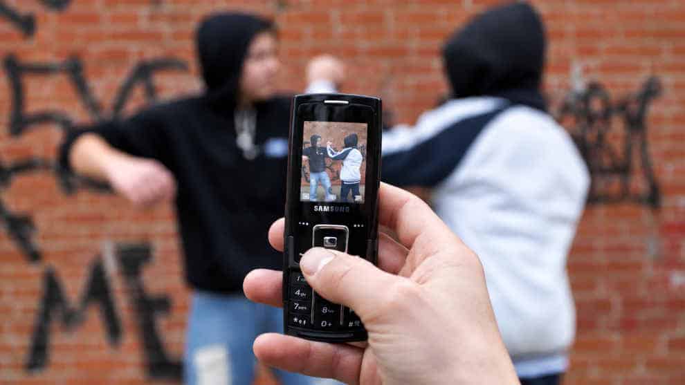 Migranten-Bande quält Deutschen stundenlang und filmt die Tat