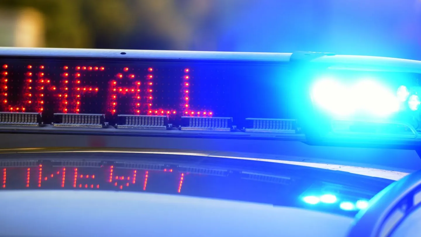 Lkw und Auto beteiligt: Schwerer Verkehrsunfall auf B51 - Vollsperrung