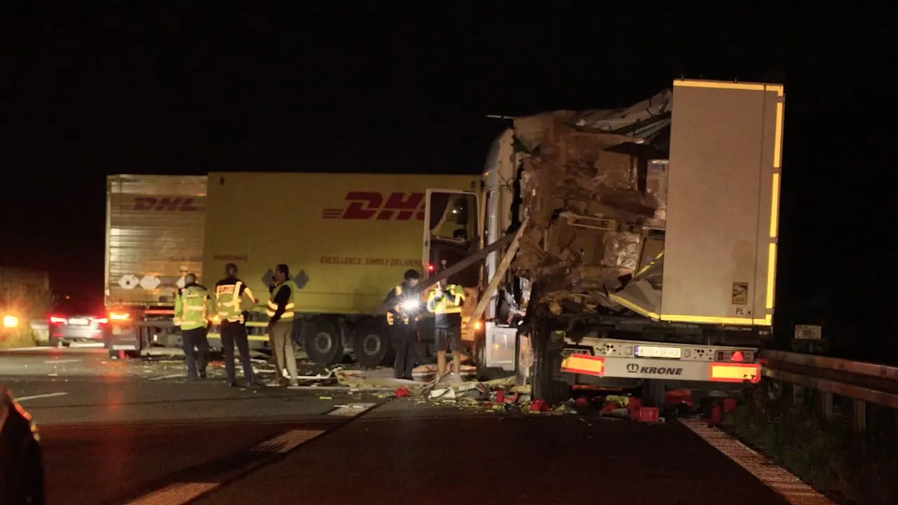 Trümmerfeld auf der A5 - DHL-Laster schlitzt Sattelzug auf