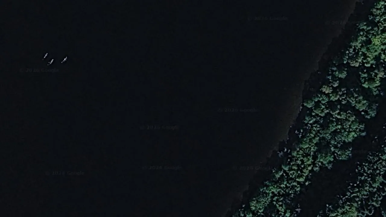 Foto aus dem Weltall soll's beweisen - Zeigt dieses Foto Nessie mit seiner Familie?