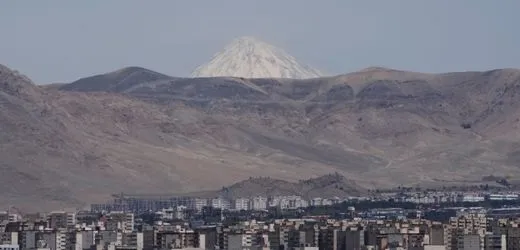 Iran-Krieg: Iranische Wirtschaft schrumpft drastisch und der Ölpreis steigt