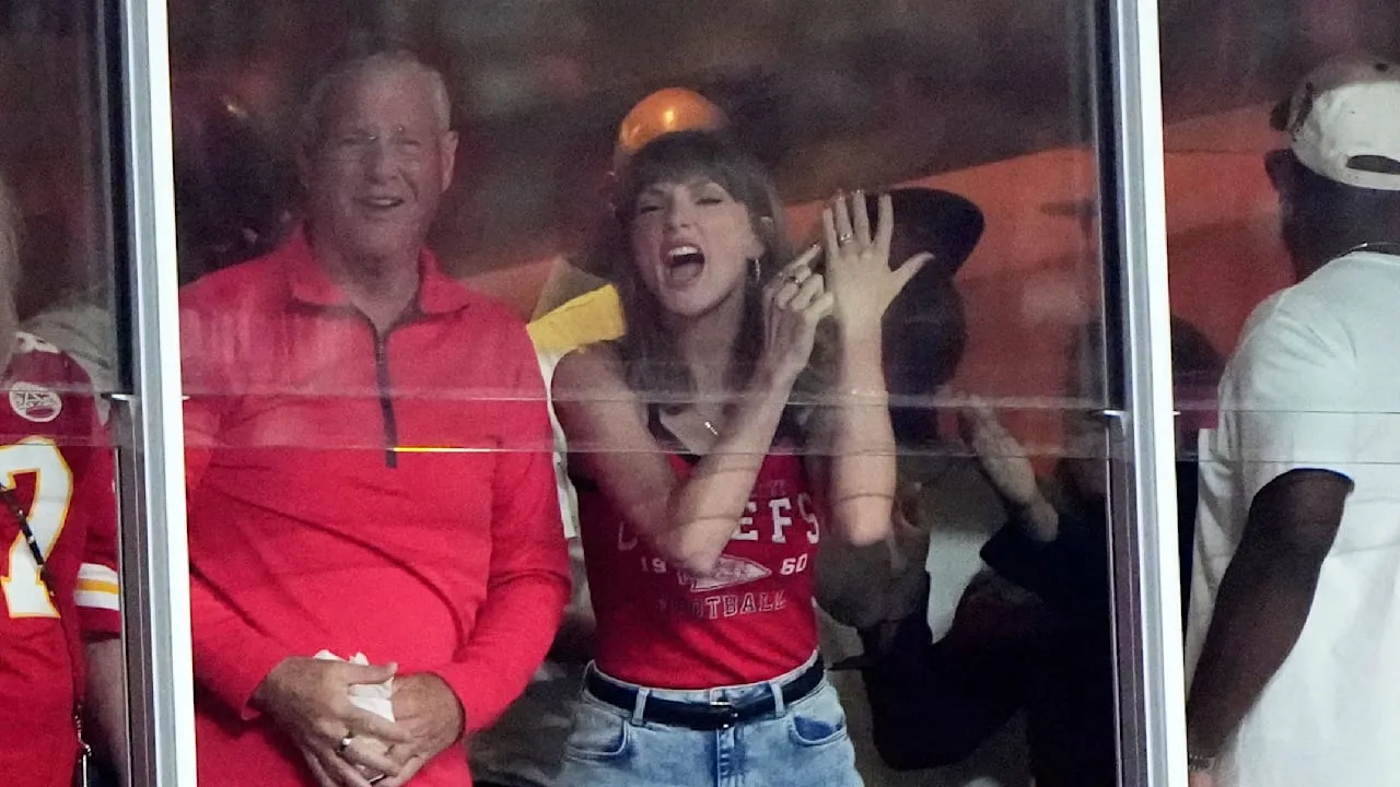 Beim Spiel von Travis - Taylor Swift rastet komplett aus!