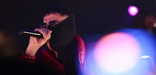 Haftbefehl: Rapper steht bei Konzert in Frankfurt am Main wieder auf der Bühne (mit viel Hilfe)