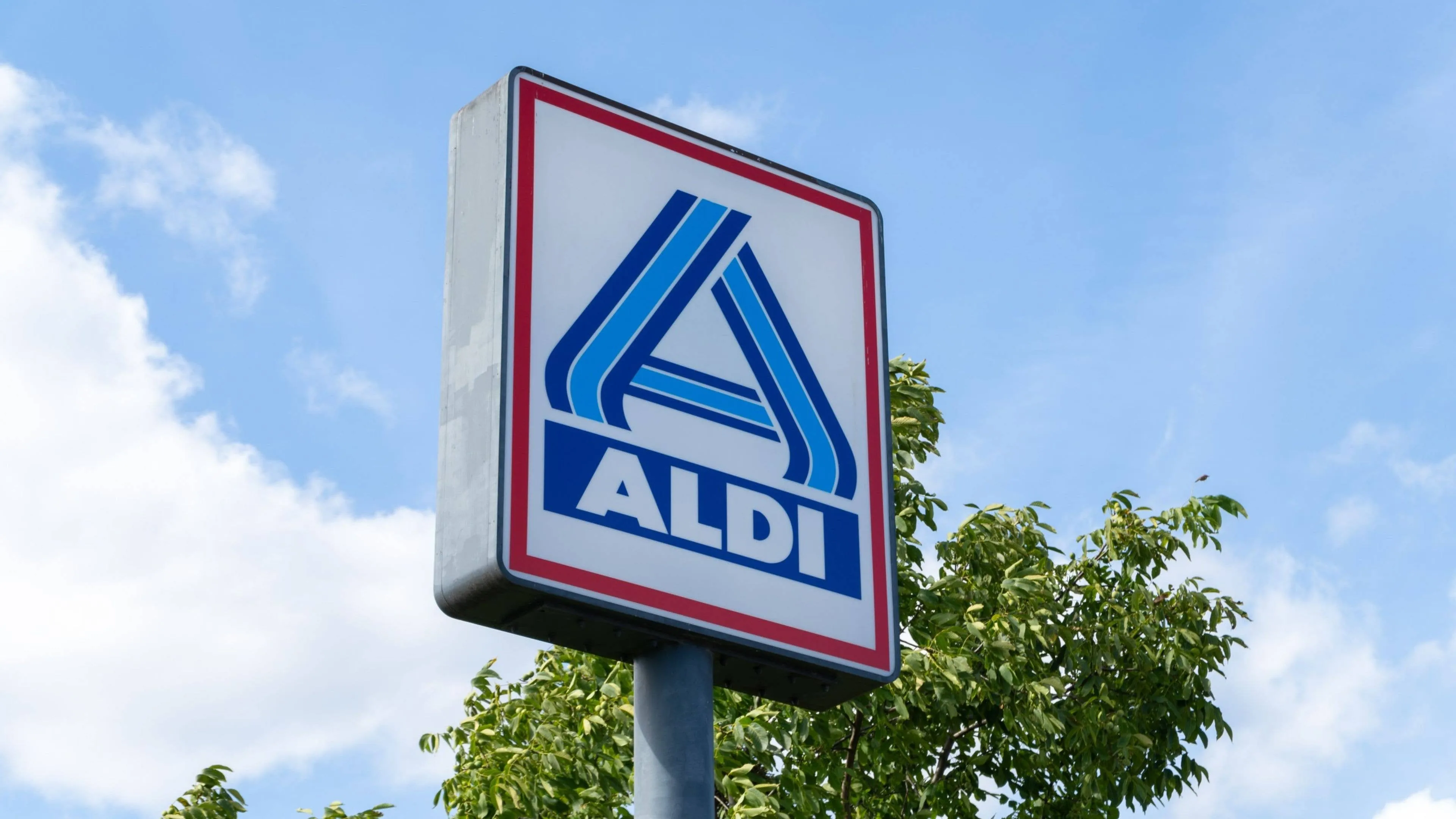 Ab Donnerstag (24.) bei Aldi: Stehleuchte für 20 Euro kann mehr, als man vermutet