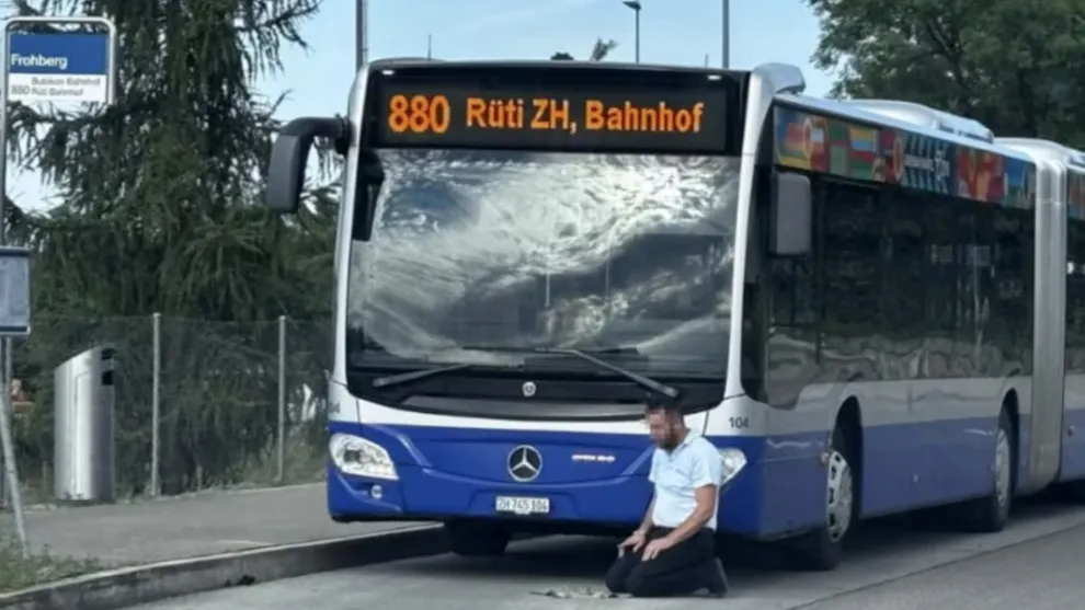 Zürich: Busfahrer unterbricht Fahrt und betet nach Mekka