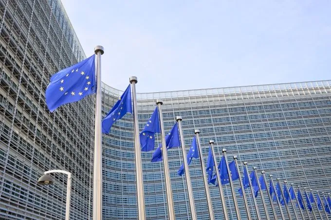 Google: EU verhängt 890 Millionen Euro wegen Suche und Play Store