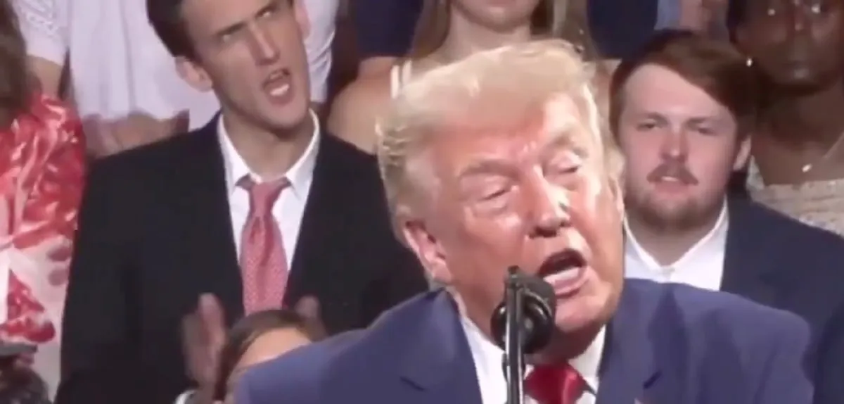 Zuschauer äfft Trump hinter dessen Rücken nach – Video geht viral