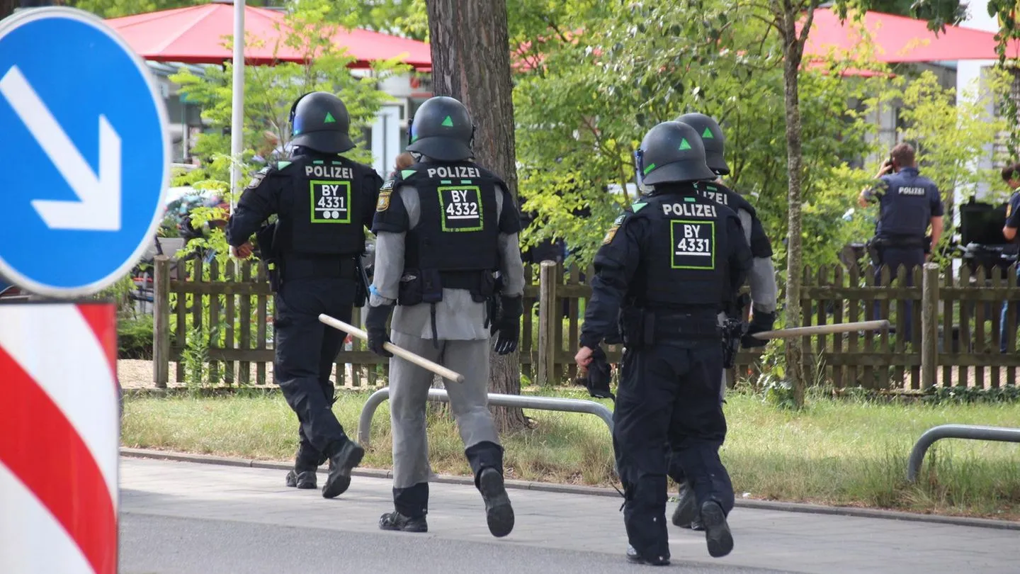 Mensch in Lebensgefahr: Messerangriff mit Geiselnahme in Bank in Regensburg
