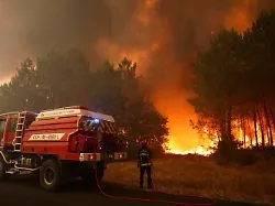 Waldbrände in Urlaubsorten: Tausende Menschen in Südeuropa fliehen vor Flammen