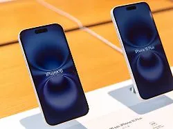 Tiefpreise im Blick: Abwarten, Geld sparen: Smartphone-Kauf mit Strategie