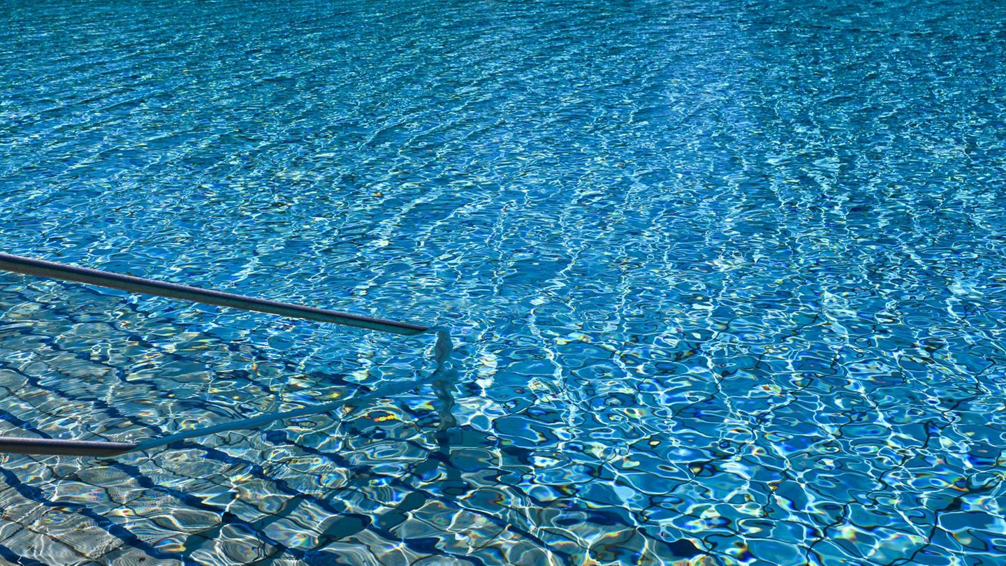 Unfall: Schwerer Unfall im Freibad: Mann springt auf Mädchen