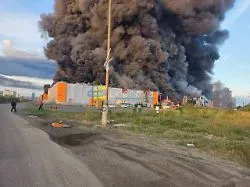 Lagerhallen in Flammen: Dichter Rauch über St. Petersburg - Ukraine greift Wildberries an