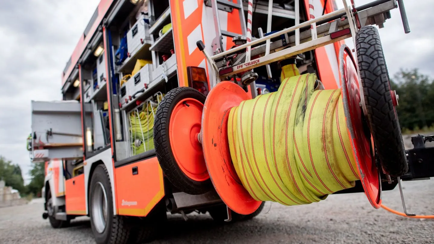 Kreis Heilbronn: Feuerwehr löscht Brand von Lkw-Anhängern mit alten Batterien