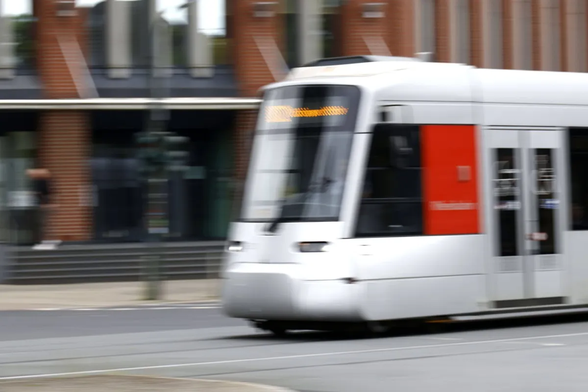 Schwerer Unfall in Düsseldorf mit einer Straßenbahn – 3 Verletzte