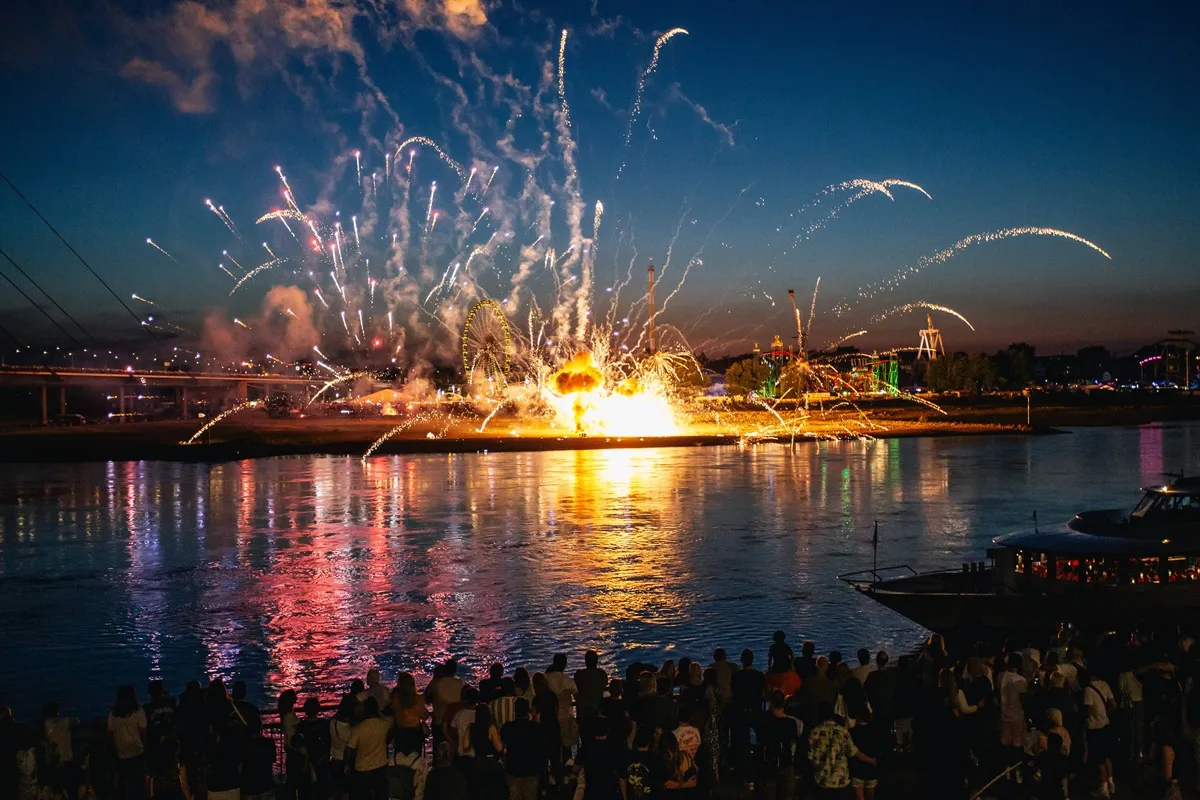 Wegen Feuerwerksshow: Wichtige Mitteilung für Rheinkirmes-Besucher
