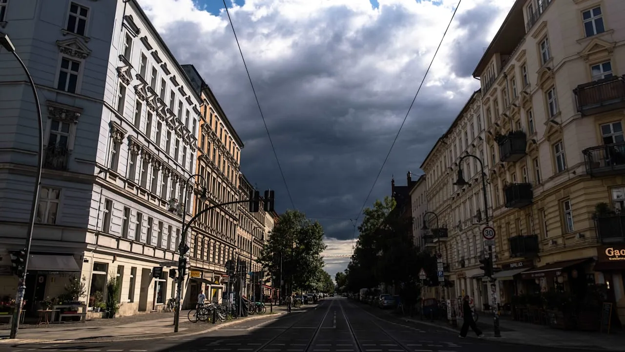 Wetter-Achterbahn in Deutschland - Erst baut sich die Wärme auf, dann kracht es