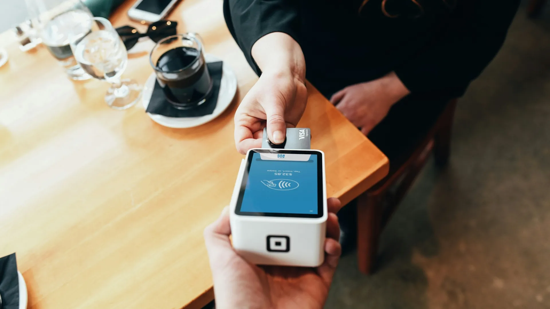 News: Trinkgeld - Bis zu 30 Prozent Aufschlag per Touchscreen: Verbraucherschützer gehen gegen digitale Trinkgeld-Tricks vor