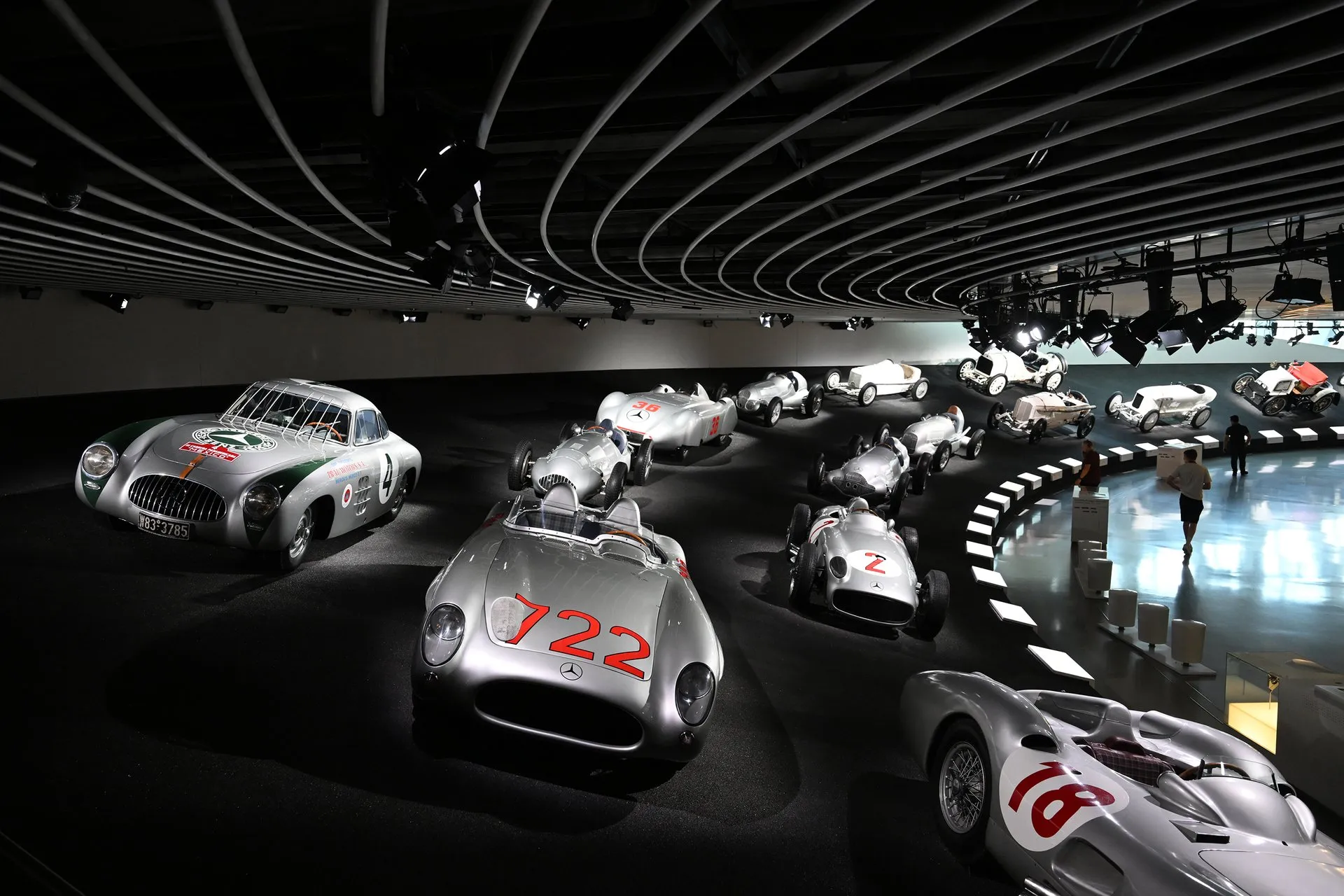 Rennwagen auf einer schwarzen Fahrbahn in der Ausstellung im Mercedes-Benz Museum
