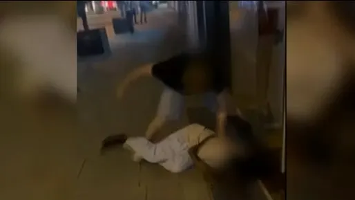 Brutaler Angriff – Jugendliche prügeln auf Obdachlosen ein